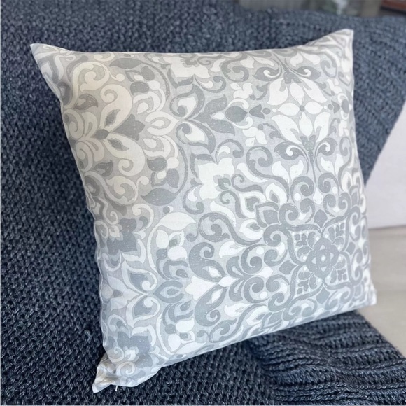 1 NEW Pottery Barn Elsin 22x22” Linen Cotton Pillow Cover Gray Floral Medallion - Picture 4 of 10